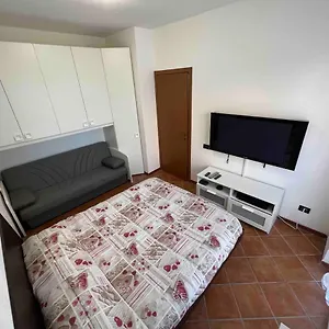  Appartamento Piccolo monolocale confortevole vicino a Milano Italia